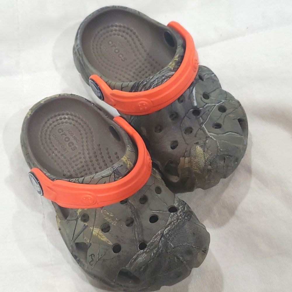 Crocs Size 7 for toddlers in camo